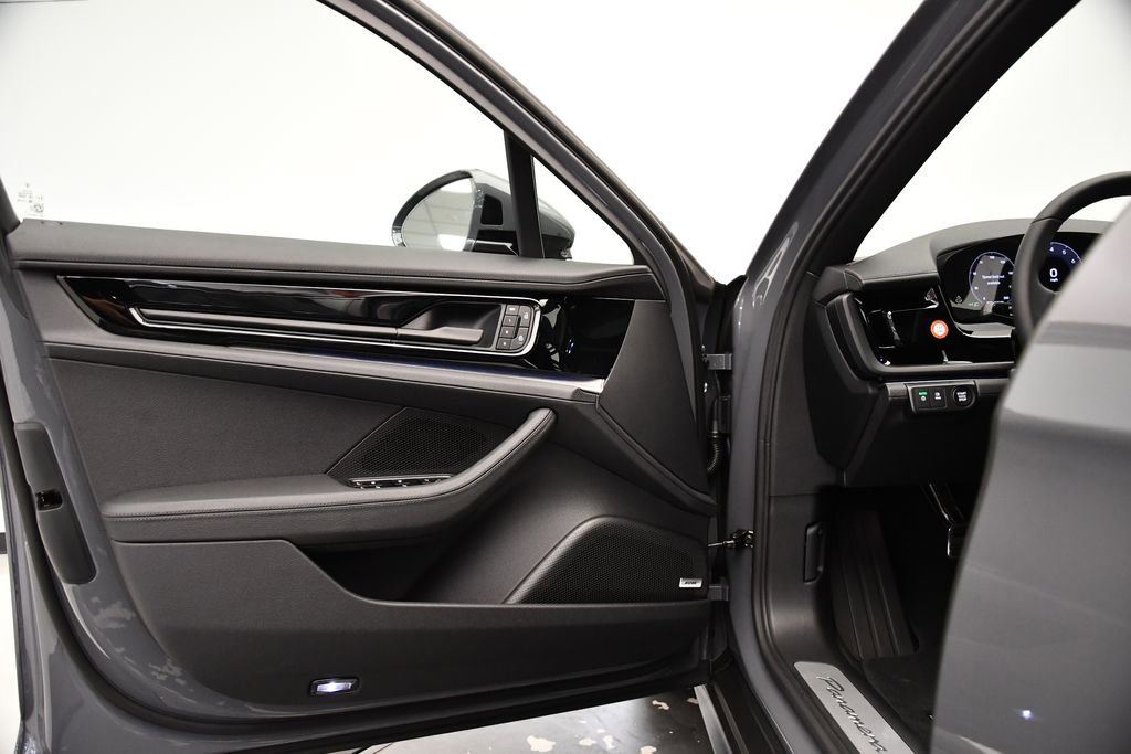 Used 2025 Porsche Panamera image 34