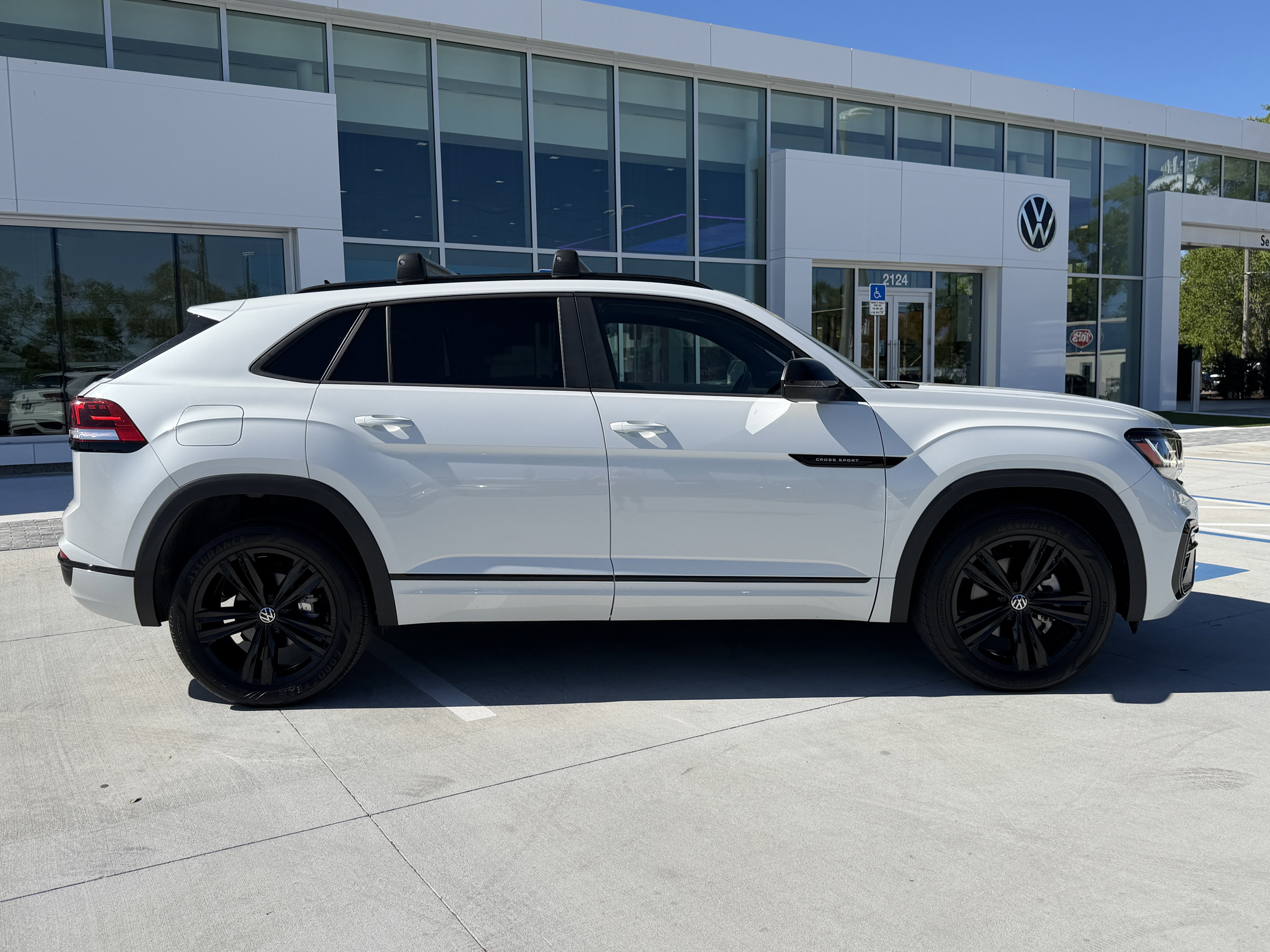 Used 2023 Volkswagen Atlas Cross Sport SEL R-Line image 2