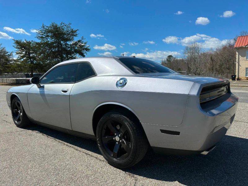 Used 2014 Dodge Challenger SXT RWD image 9