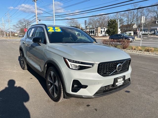 Certified 2025 Volvo XC40 B5 Plus AWD/4WD image 5