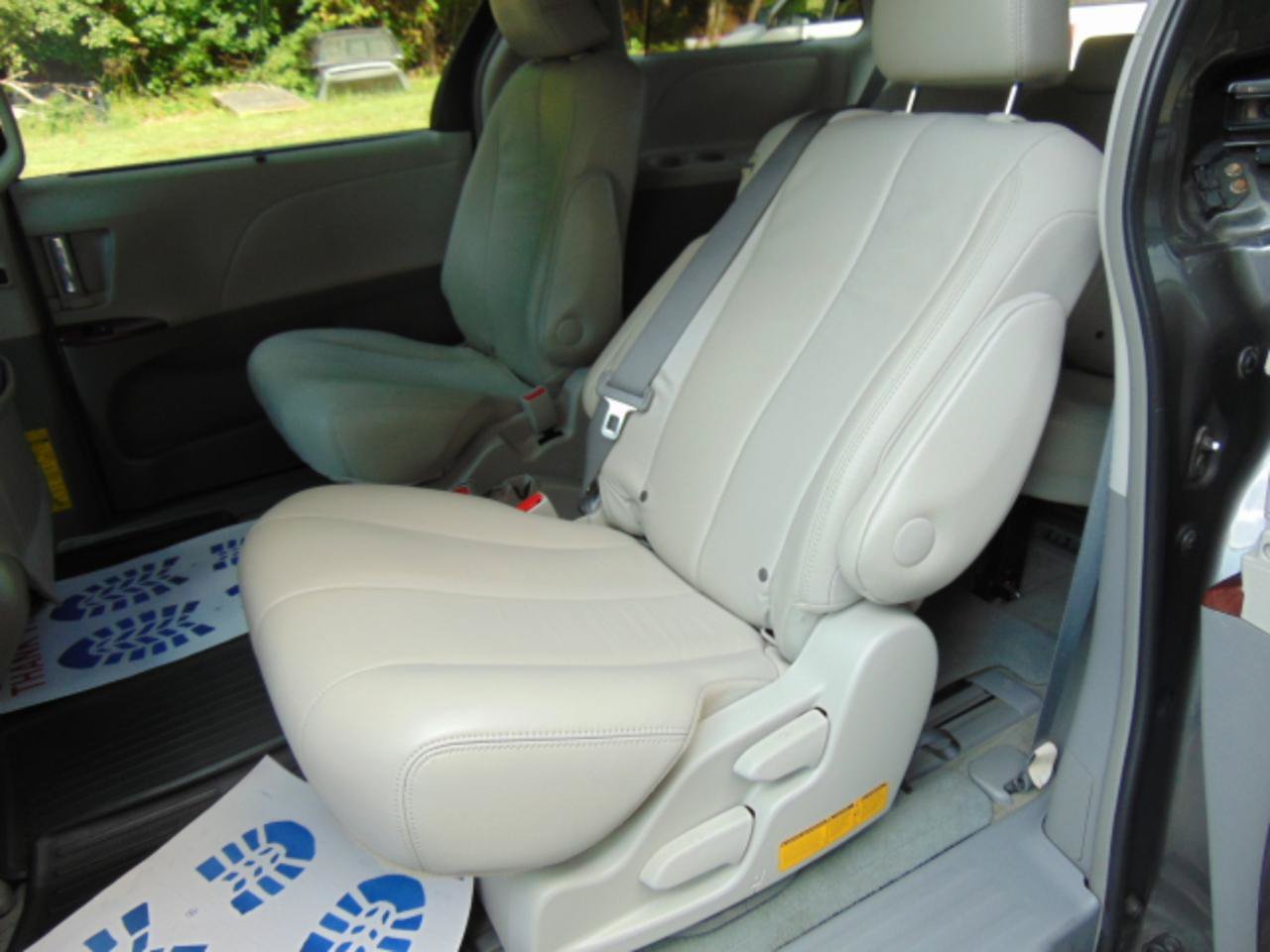Used 2014 Toyota Sienna XLE w/ Entertainment Package FWD image 12