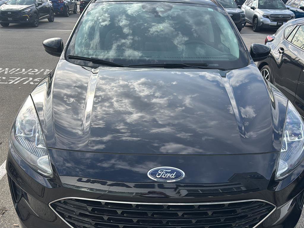 Used 2022 Ford Escape SE w/ SE Sport Appearance Package image 2