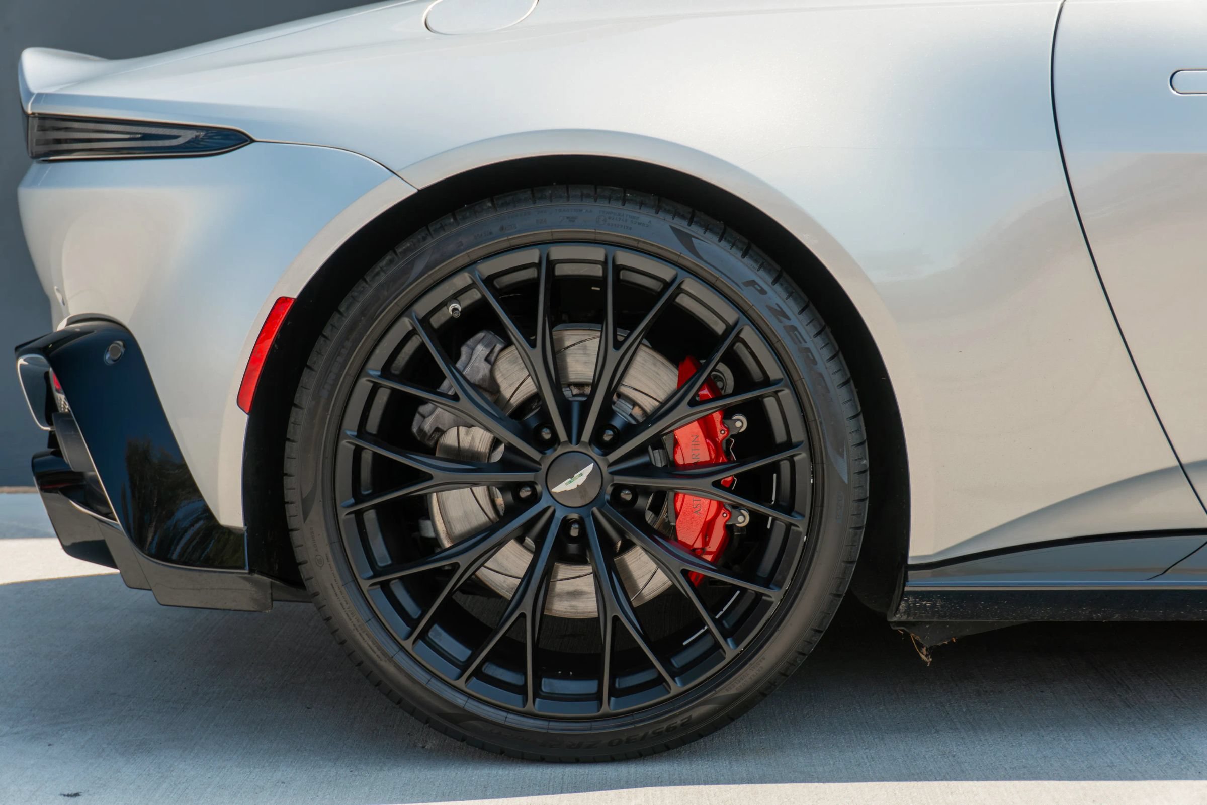 Used 2022 Aston Martin V8 Vantage Roadster RWD image 38