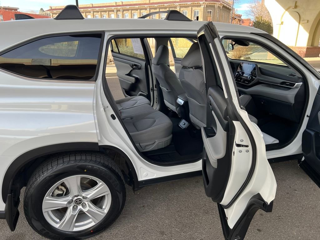 Used 2022 Toyota Highlander L image 10