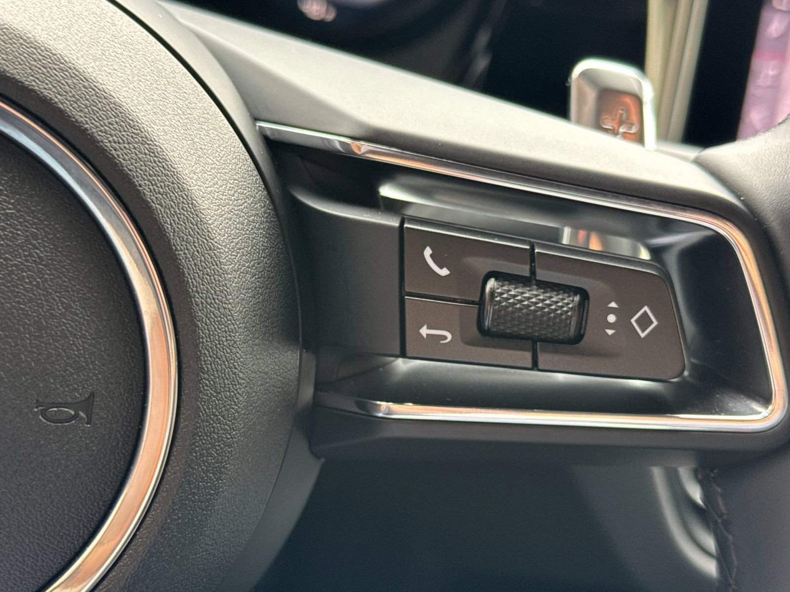 Certified 2025 Porsche Macan image 28