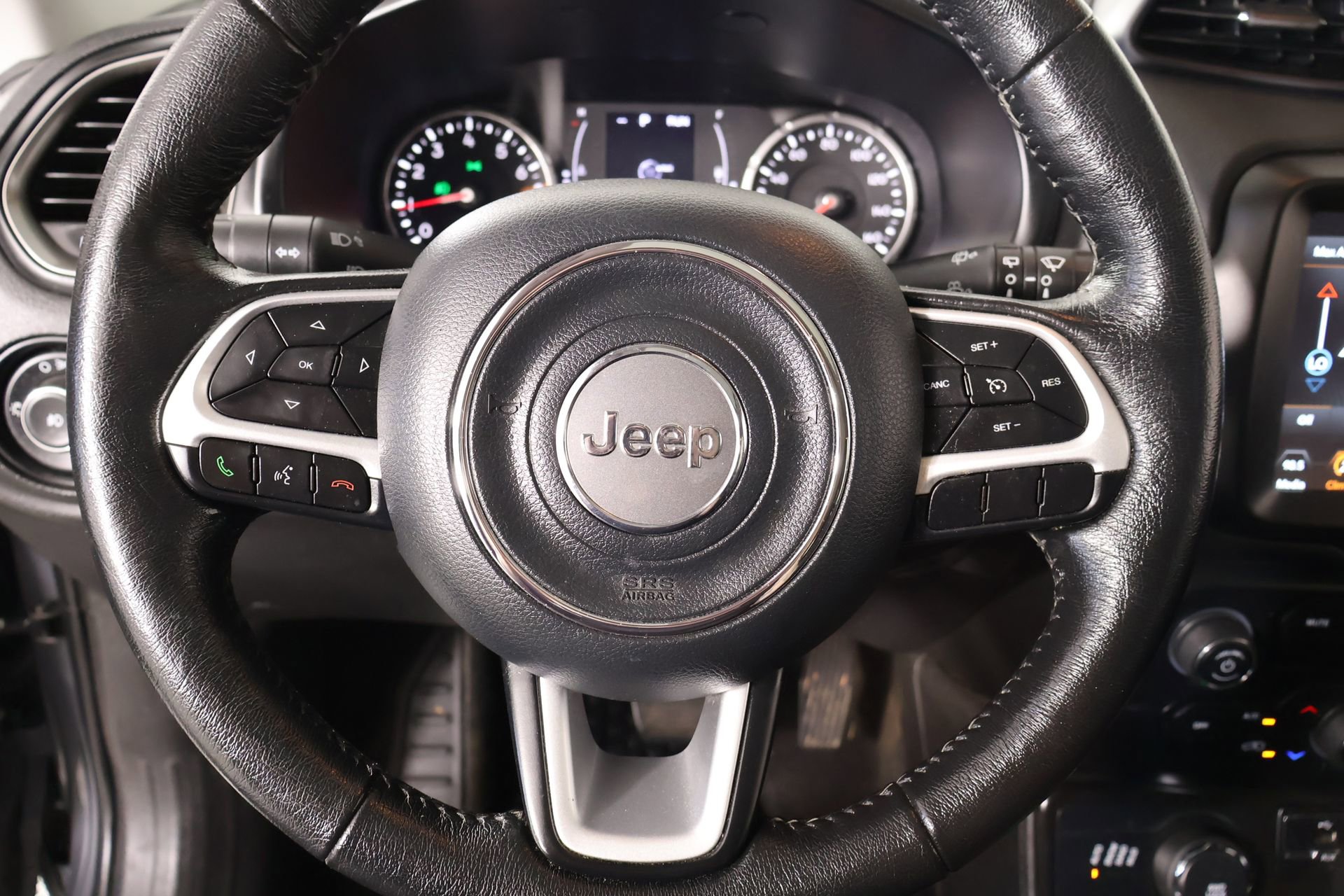 Used 2023 Jeep Renegade Latitude w/ Sun/Sound Group AWD/4WD image 3