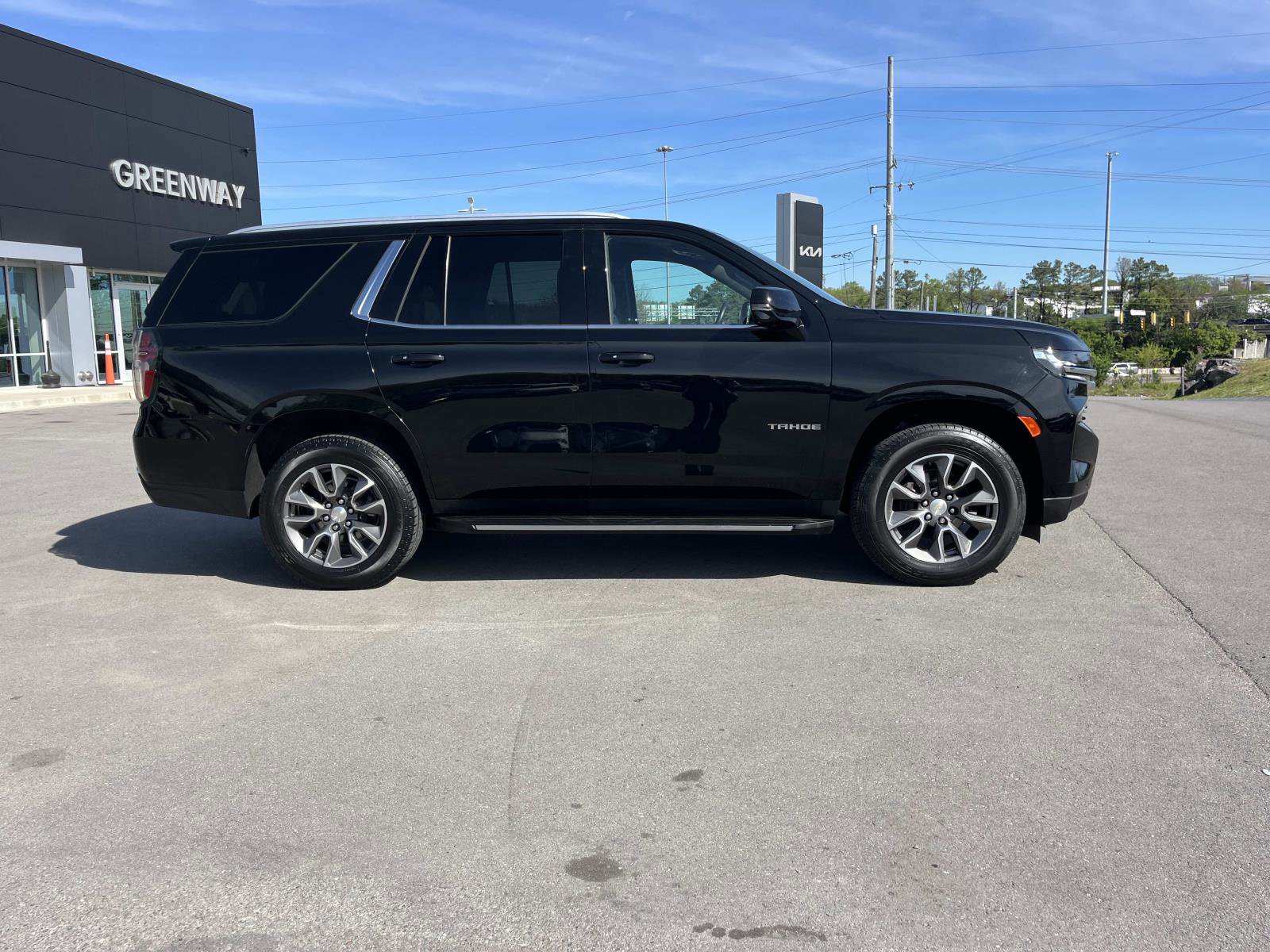 Used 2022 Chevrolet Tahoe LT w/ Luxury Package AWD/4WD image 2