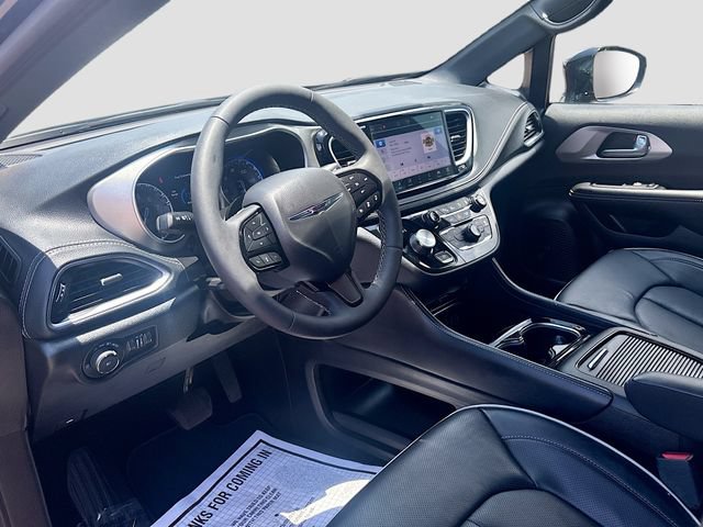 Used 2024 Chrysler Pacifica Limited w/ Uconnect Theater Family Group AWD/4WD image 10