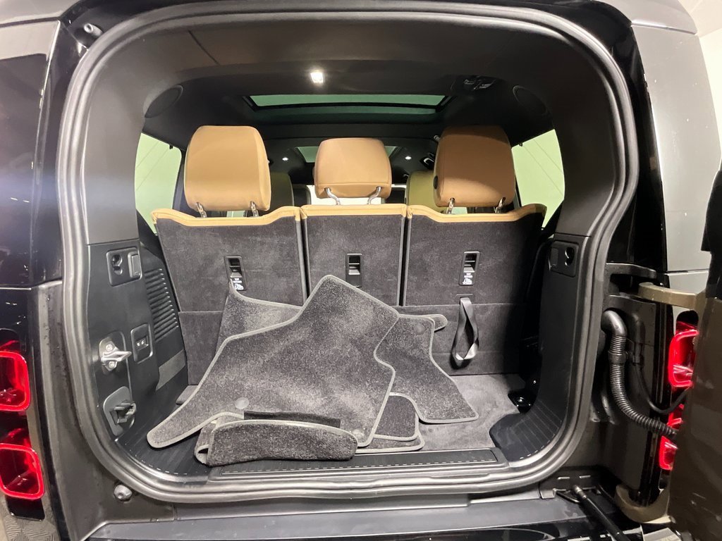 Used 2025 Land Rover Defender 130 X-Dynamic SE image 29