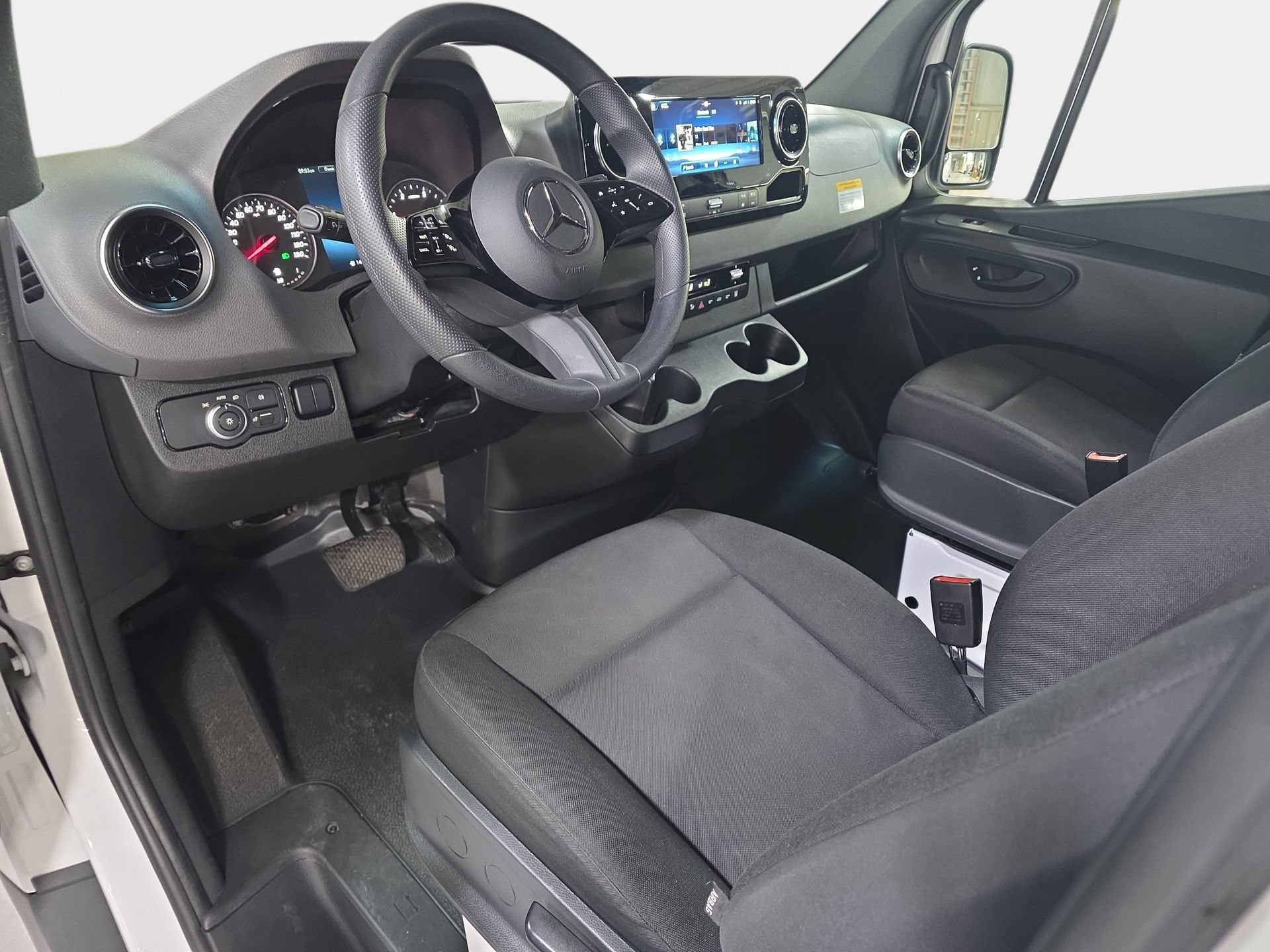 Used 2025 Mercedes-Benz Sprinter 2500 image 15