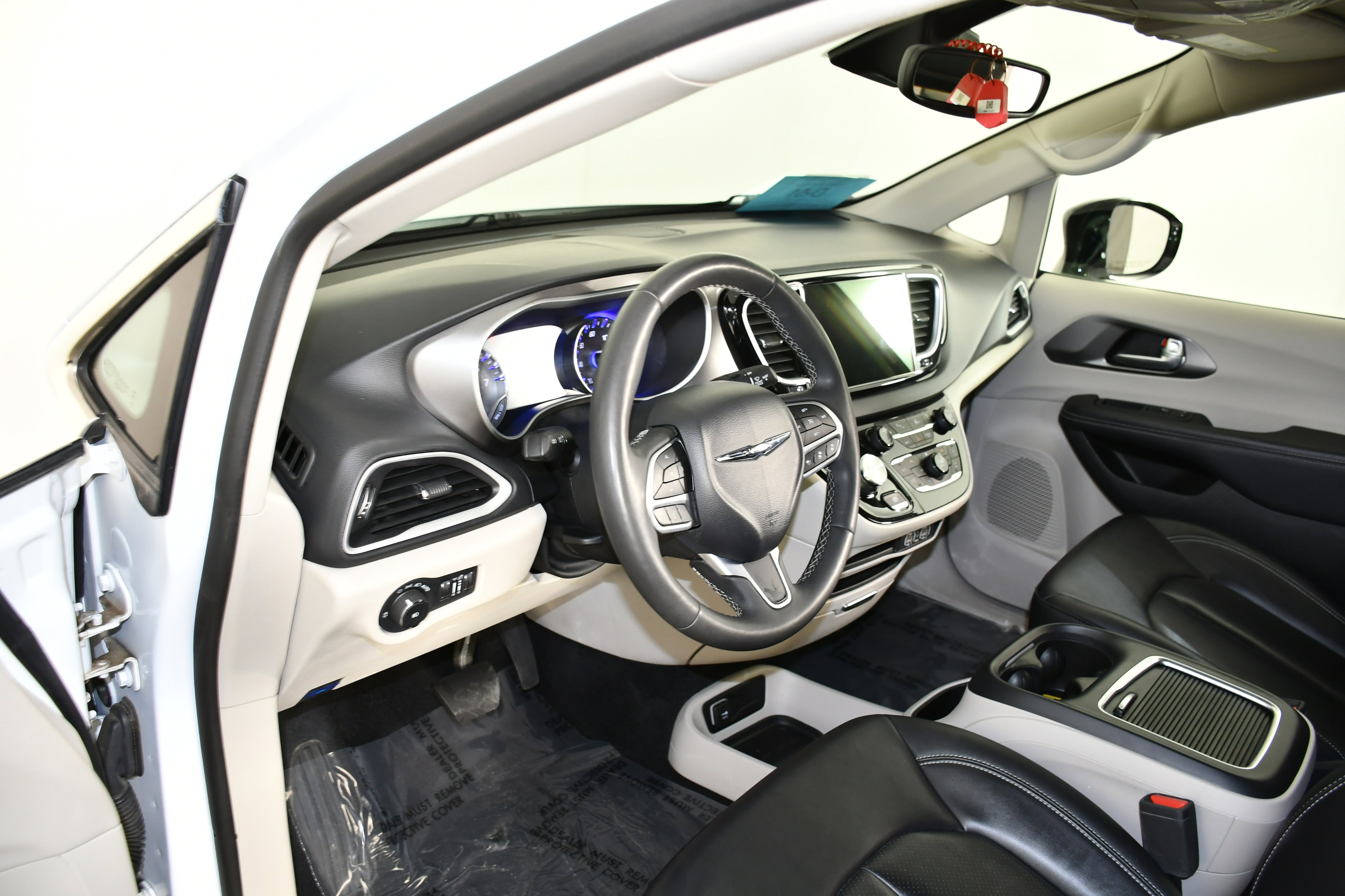 Used 2024 Chrysler Pacifica Touring-L image 37