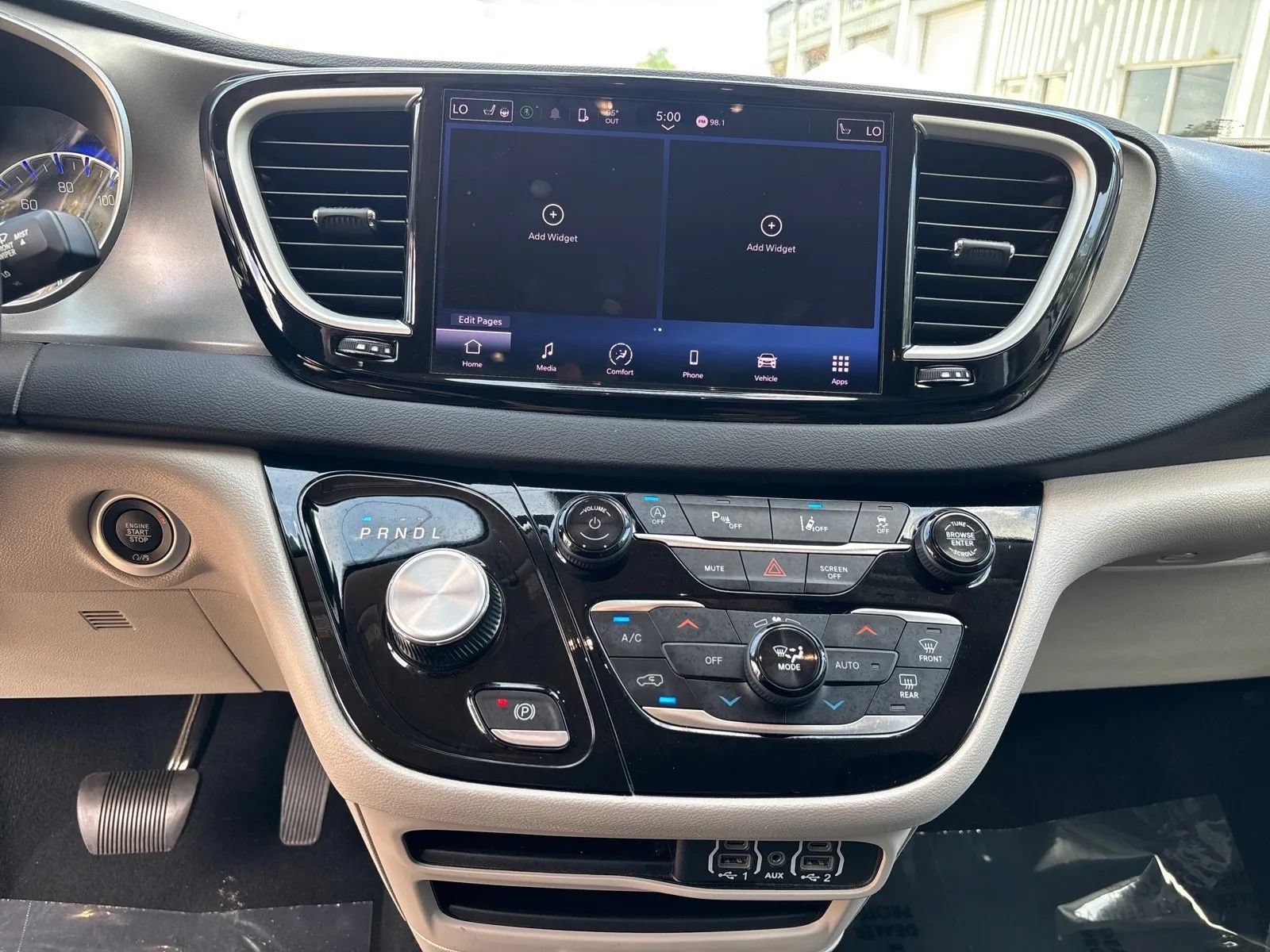 Used 2024 Chrysler Pacifica Touring-L FWD image 19
