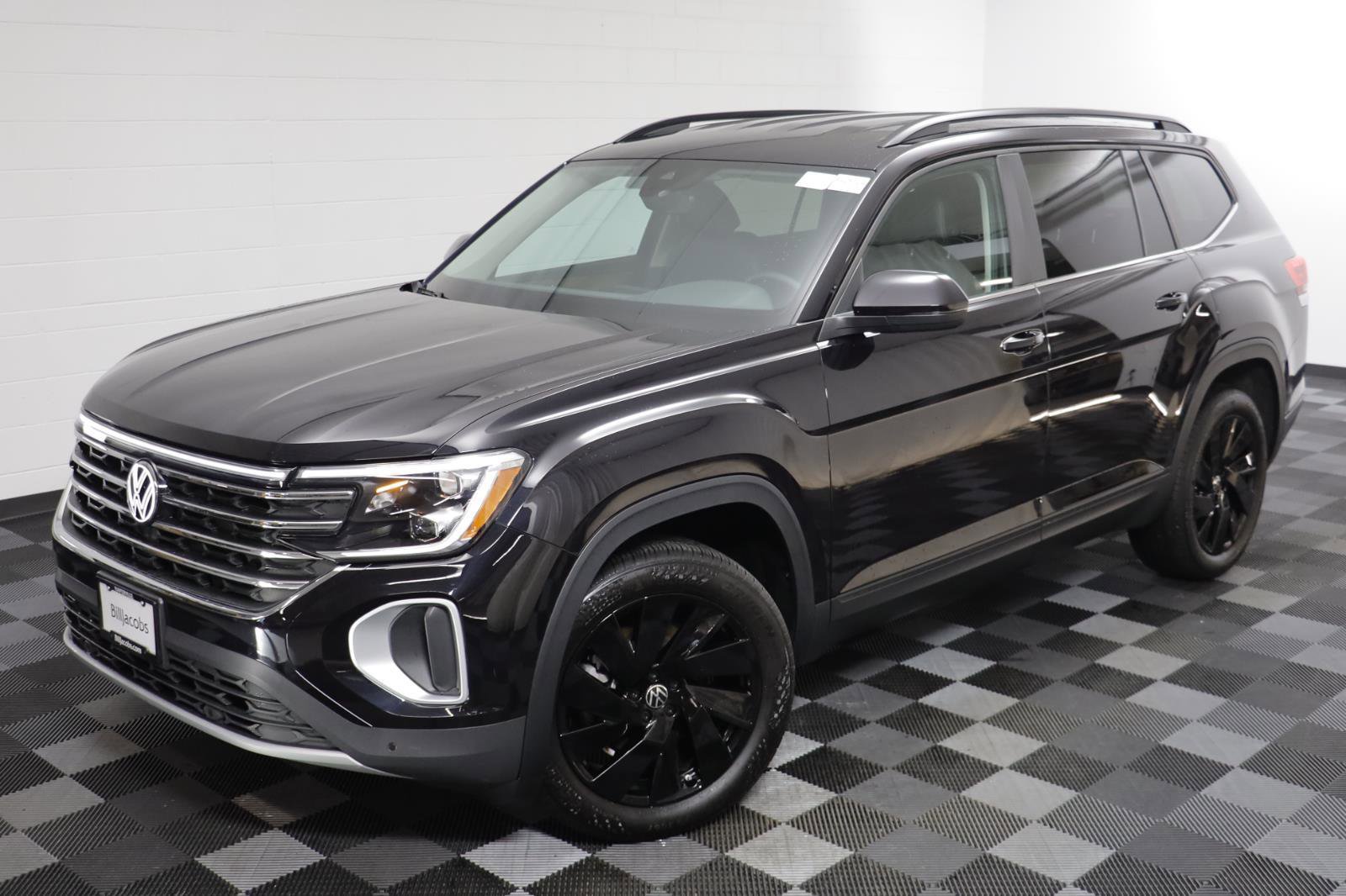 Used 2025 Volkswagen Atlas SE w/ Black Wheel Package image 2