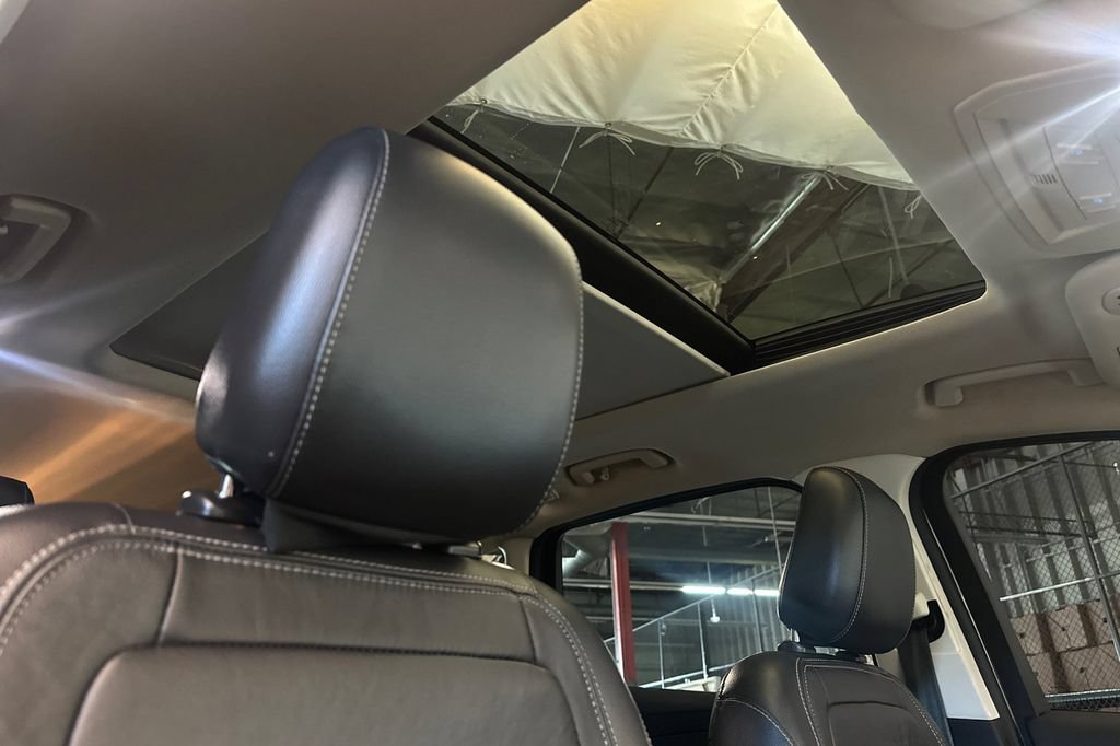 Used 2018 Ford Escape Titanium w/ Ford Safe & Smart Package FWD image 17