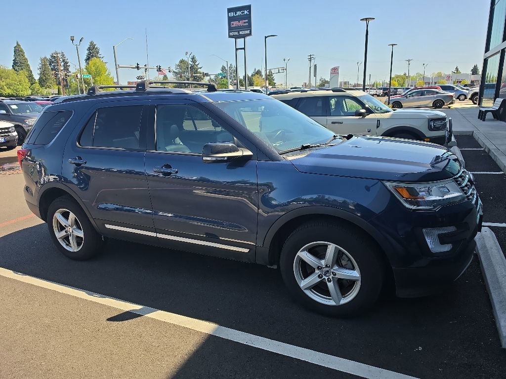 Used 2017 Ford Explorer XLT w/ Equipment Group 202A AWD/4WD image 2
