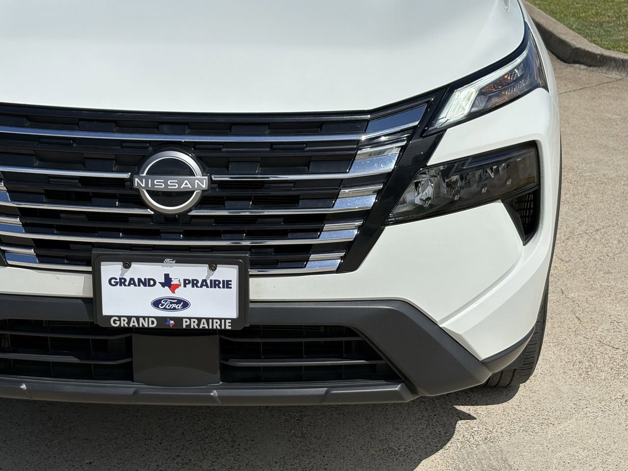 Used 2024 Nissan Rogue S image 10