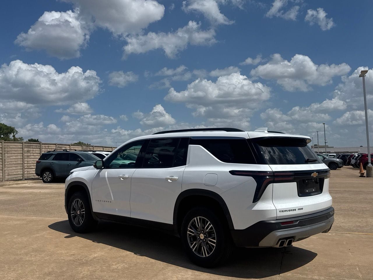 Used 2025 Chevrolet Traverse LT AWD/4WD image 17
