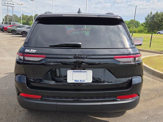 Used 2025 Jeep Grand Cherokee Altitude RWD image 11