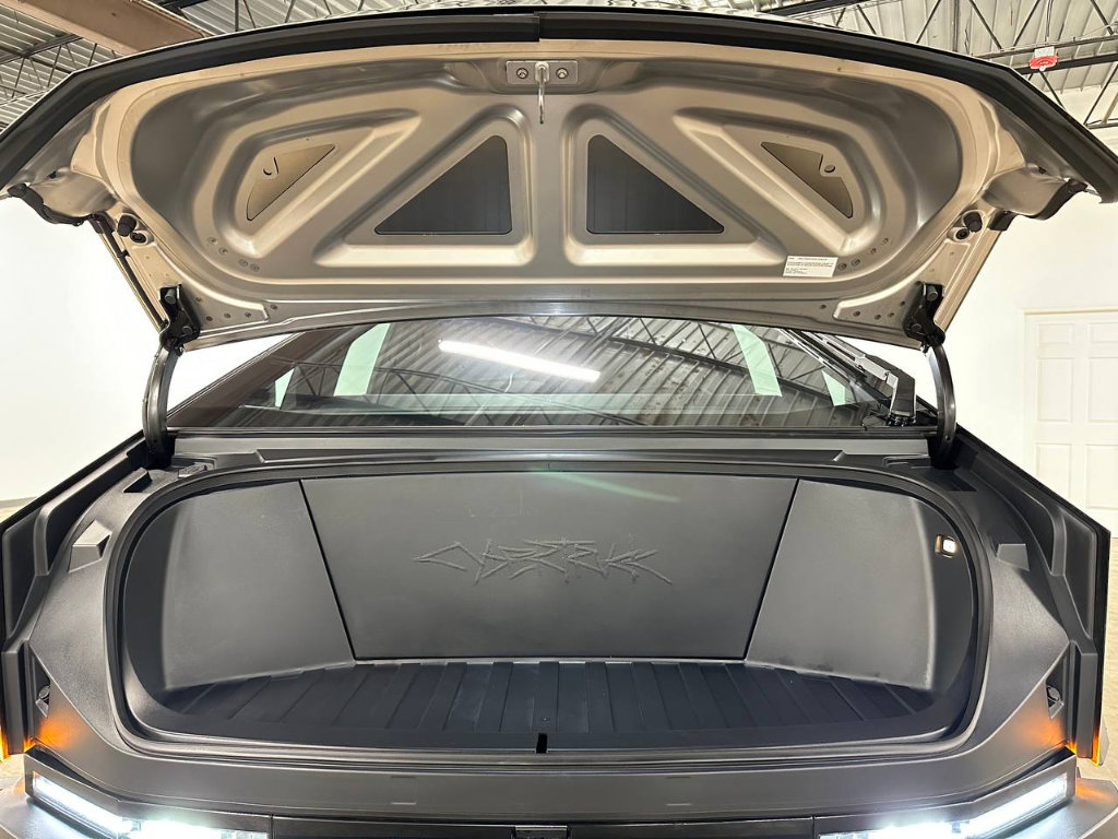 Used 2024 Tesla Cybertruck AWD Crew Cab image 4