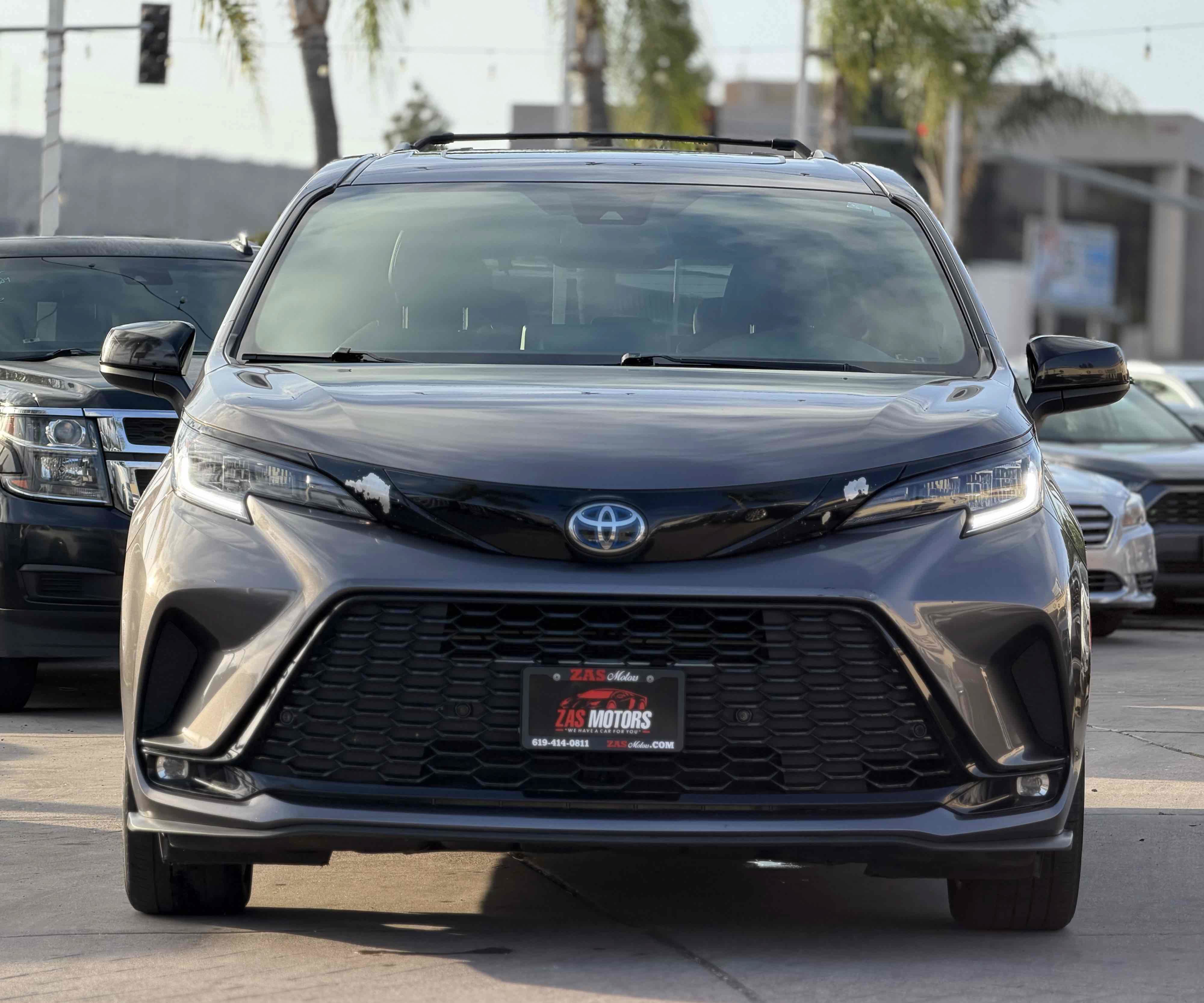 Used 2022 Toyota Sienna XSE w/ XSE Plus Package FWD image 2