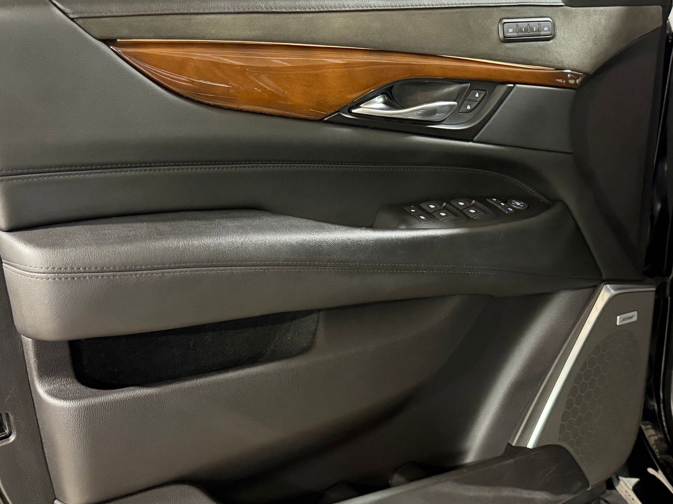 Used 2019 Cadillac Escalade Premium Luxury AWD/4WD image 12