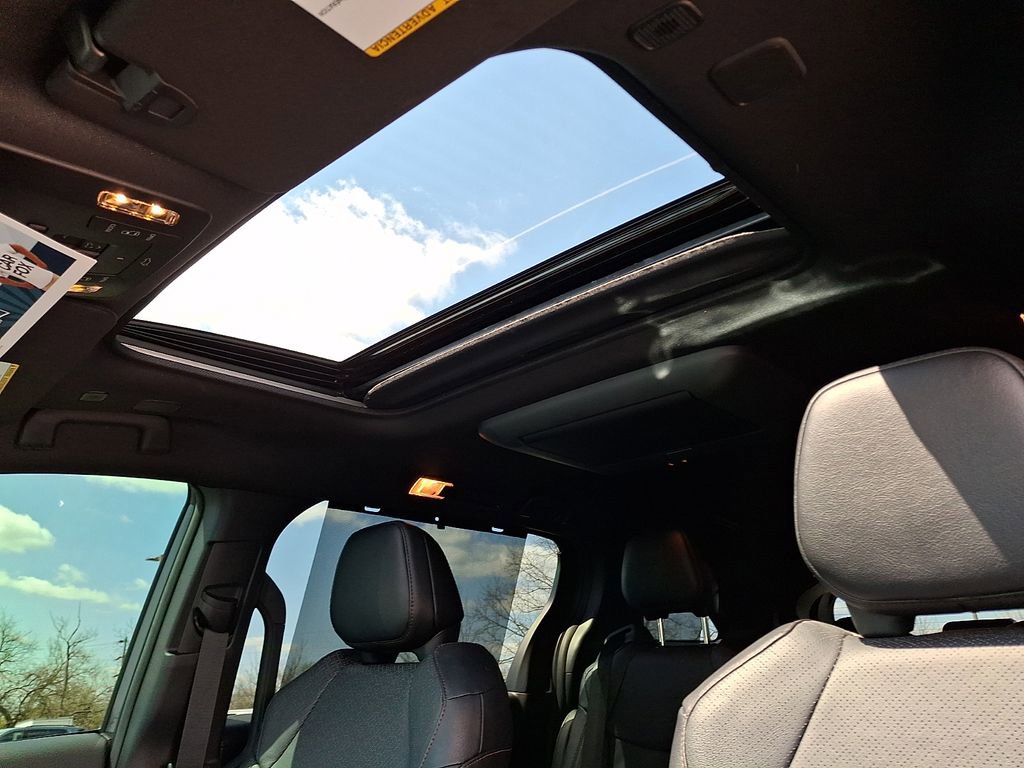 Used 2025 Toyota Sienna Platinum AWD/4WD image 17