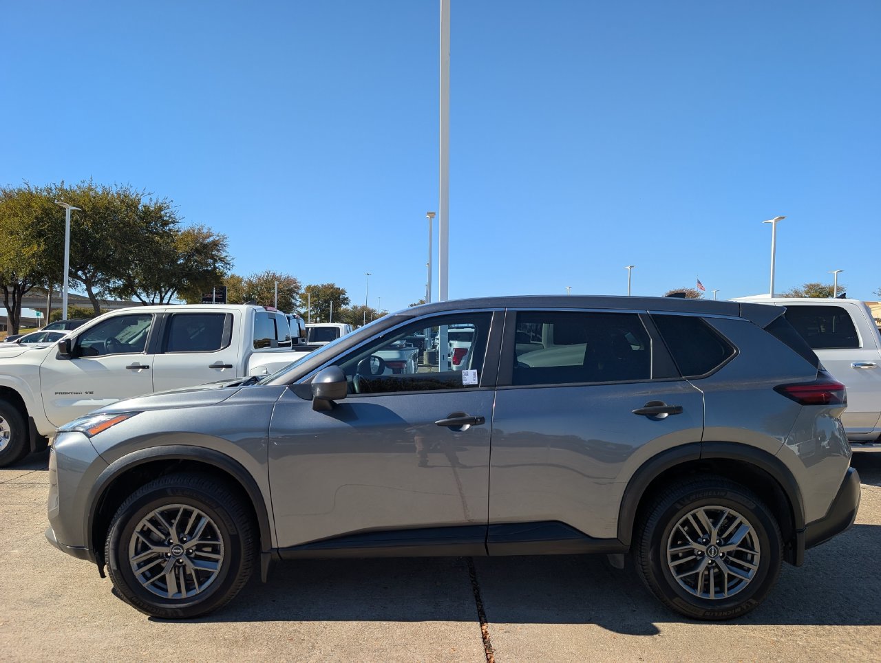 Used 2023 Nissan Rogue S FWD image 3