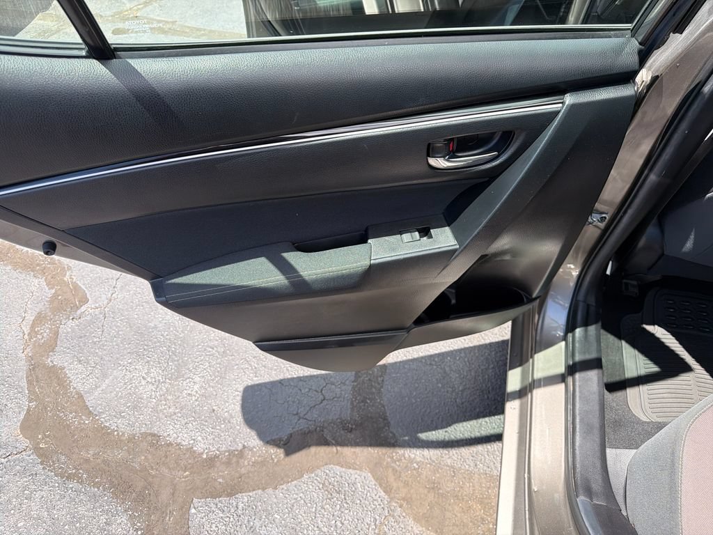 Used 2018 Toyota Corolla LE FWD image 36