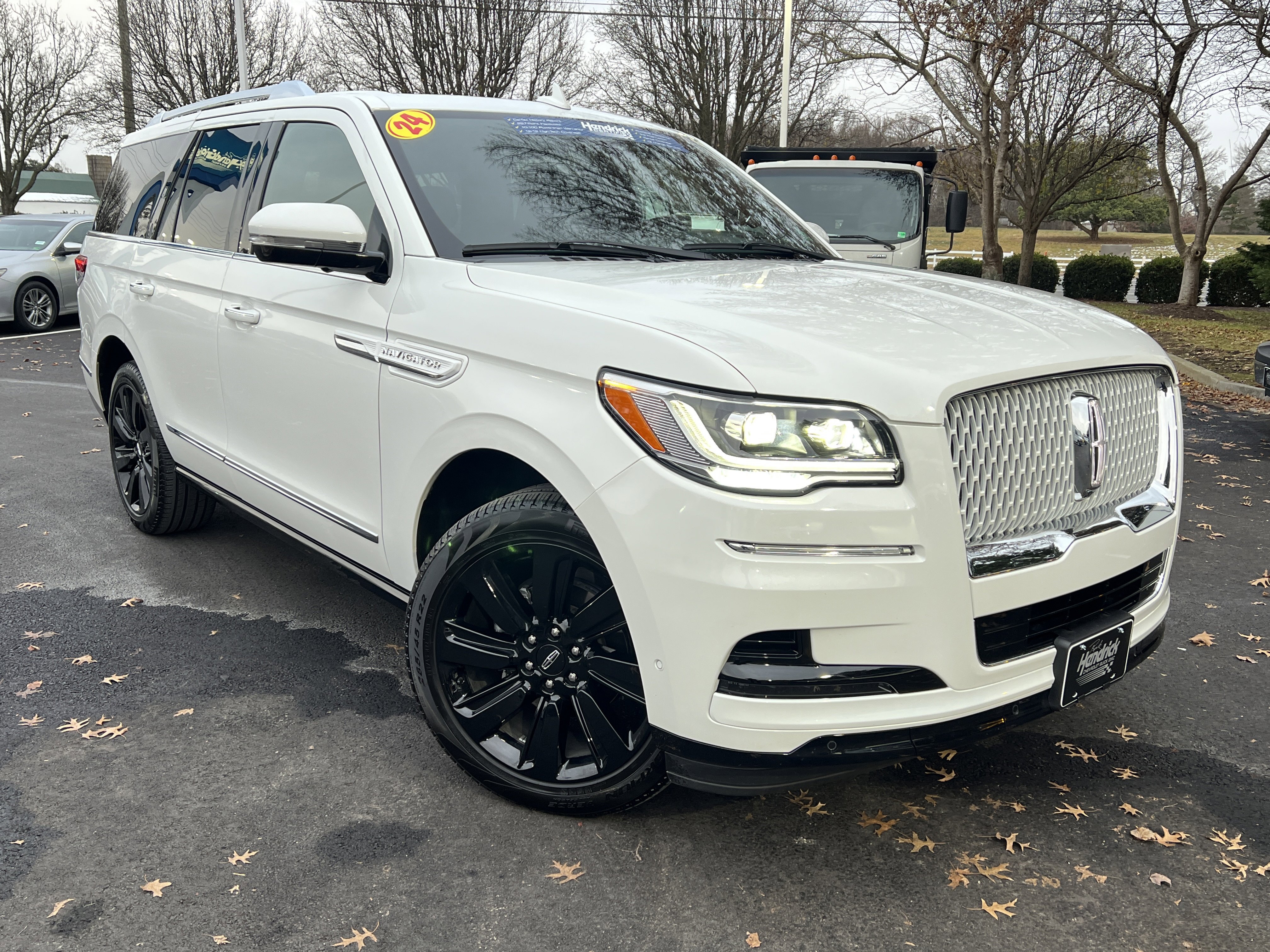 Used 2024 Lincoln Navigator Reserve image 2