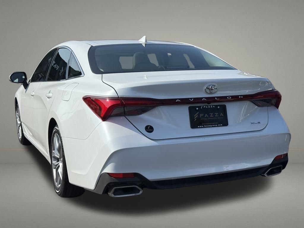 Used 2022 Toyota Avalon XLE w/ Moonroof Package image 3