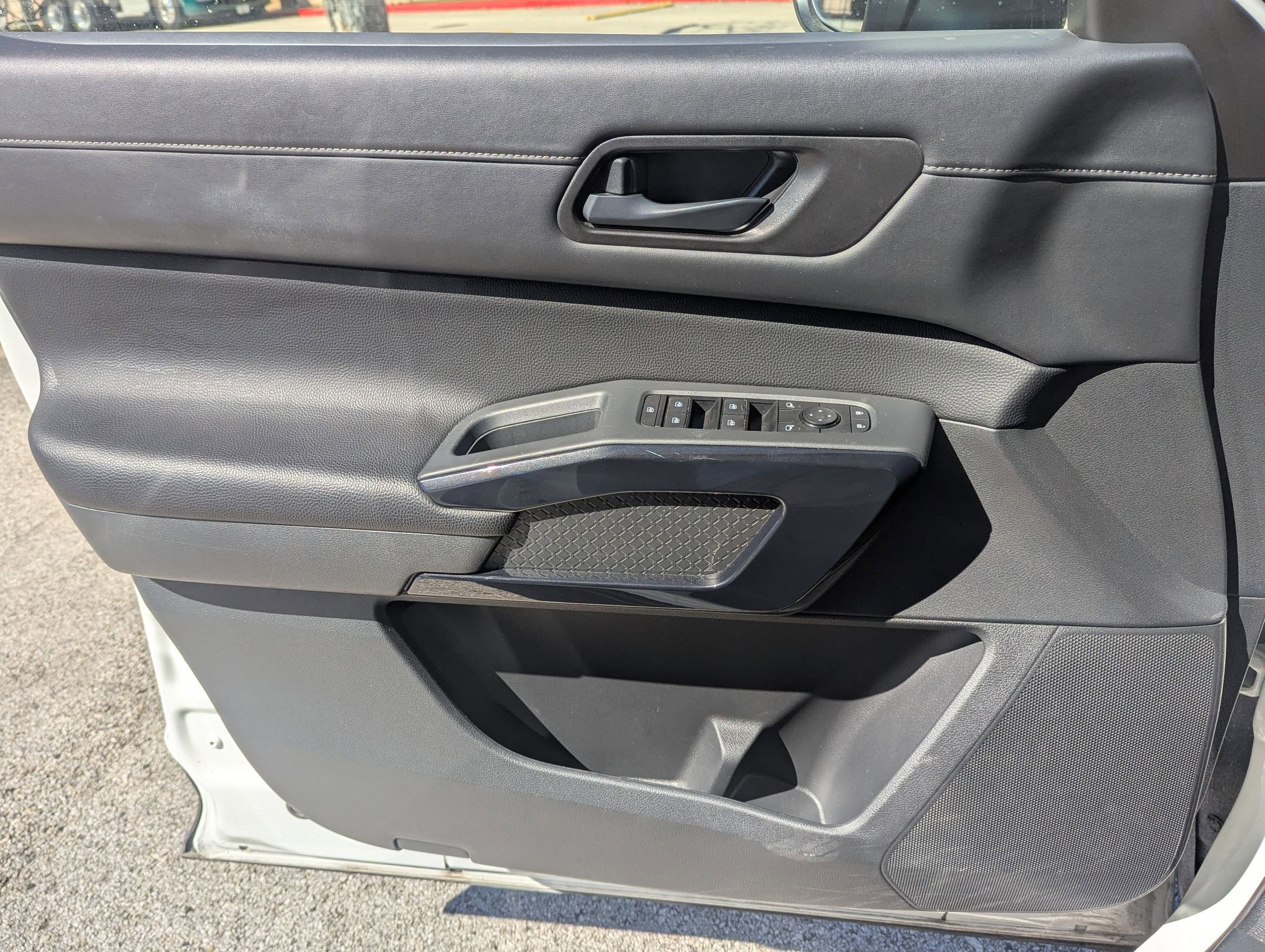 Used 2025 Nissan Pathfinder SV image 10