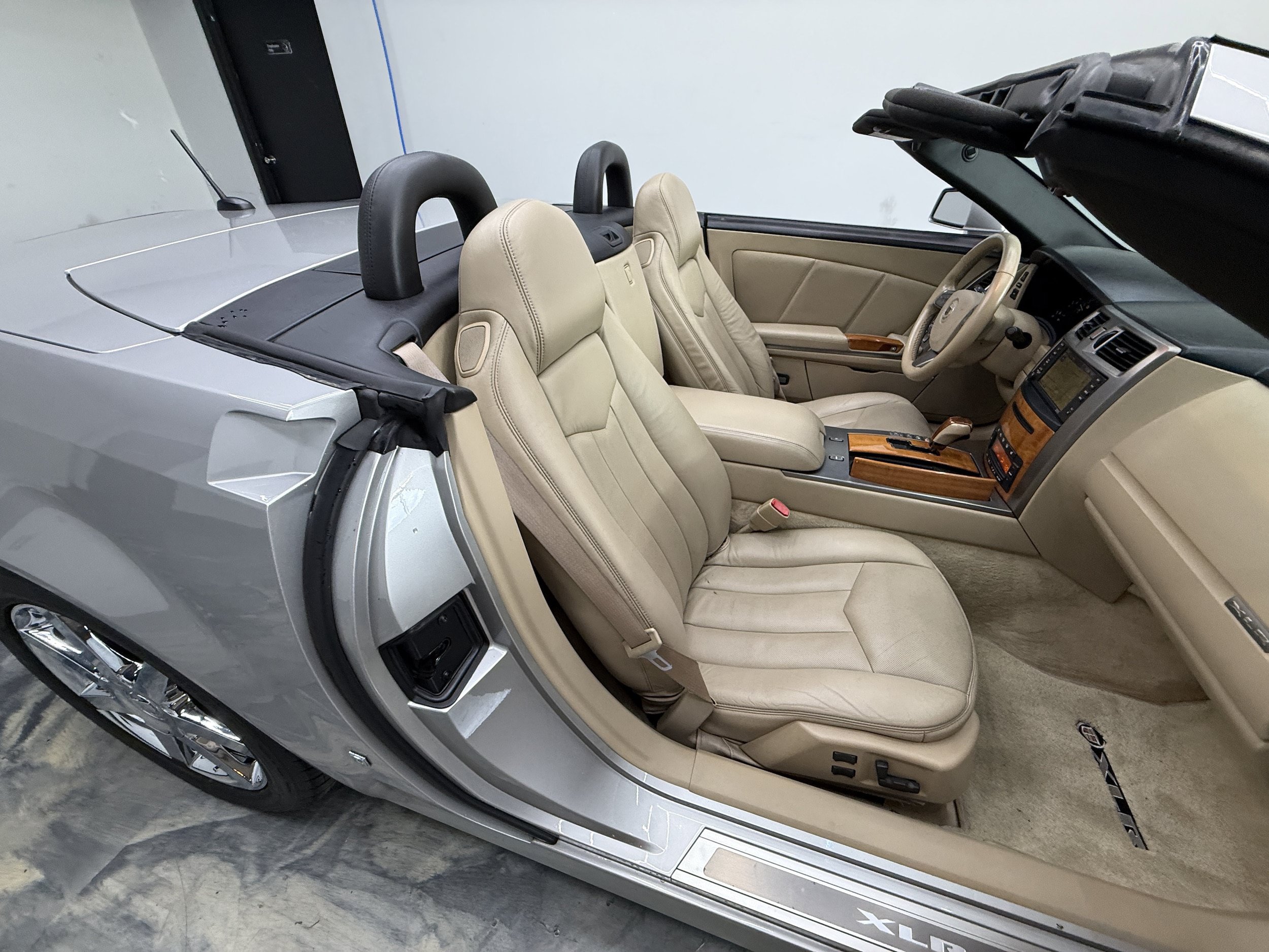 Used 2008 Cadillac XLR RWD image 19