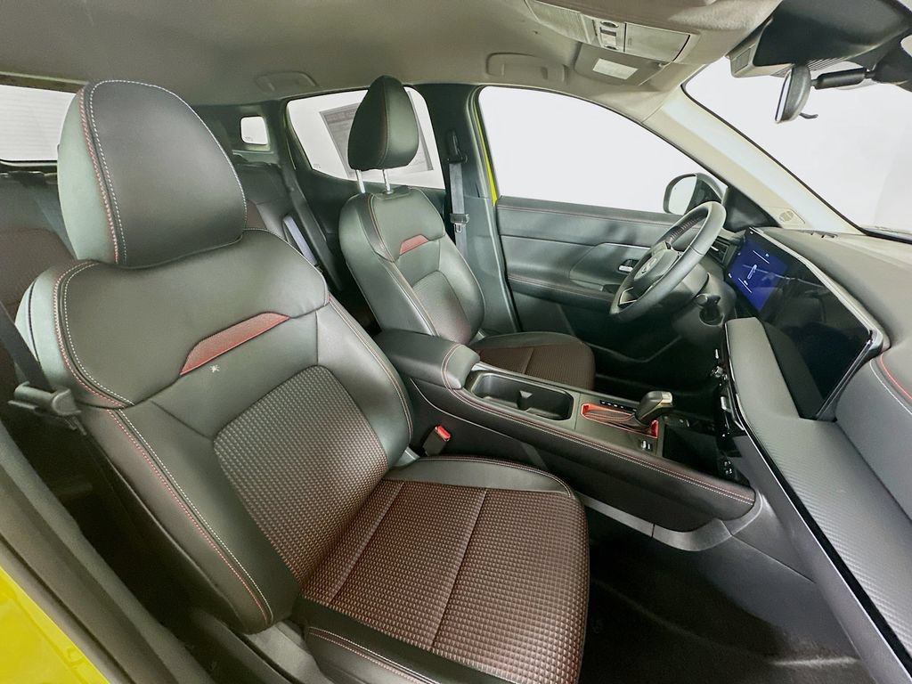 Certified 2025 Nissan Kicks SR FWD image 34