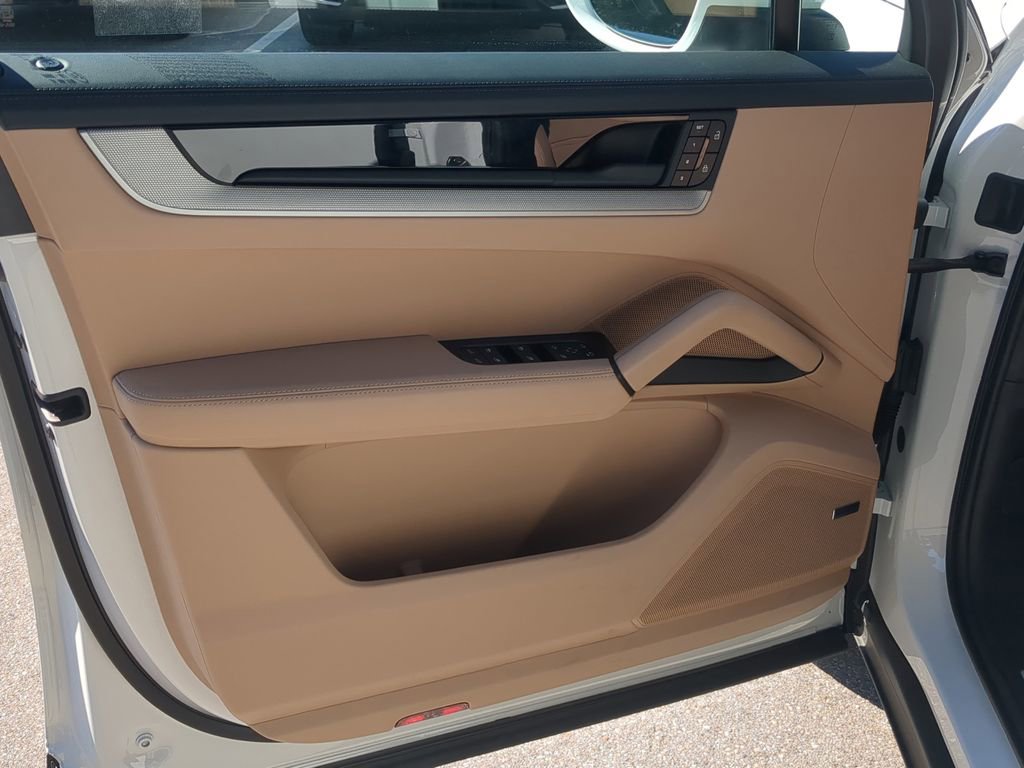 Certified 2025 Porsche Cayenne image 24