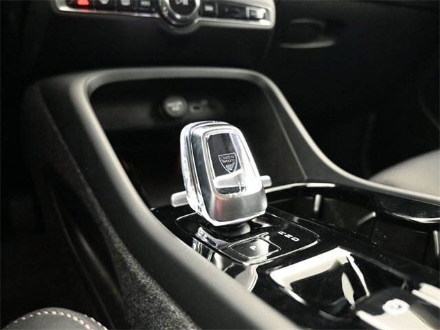 Used 2024 Volvo XC40 B5 Plus image 11