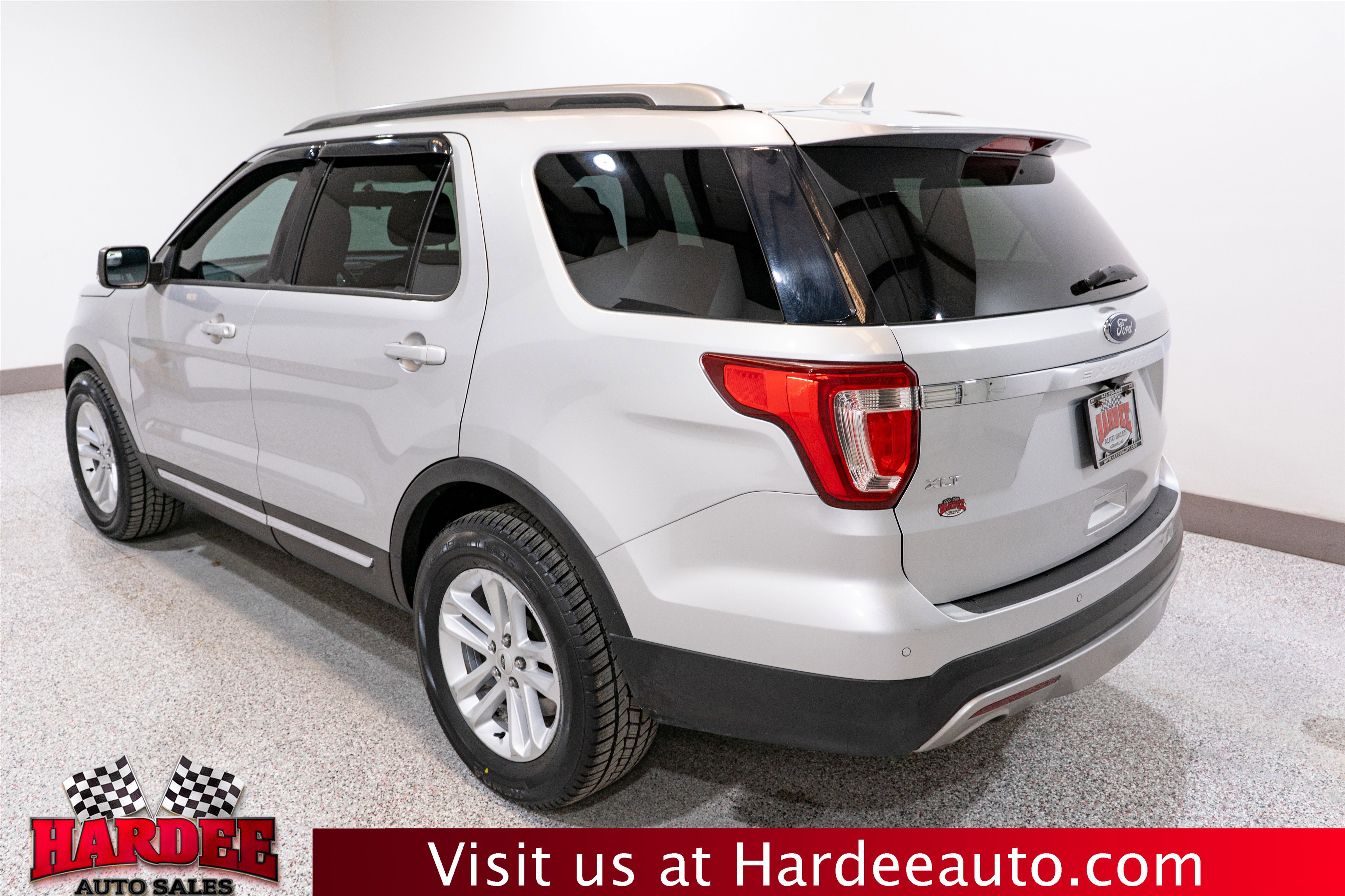Used 2017 Ford Explorer XLT FWD image 3