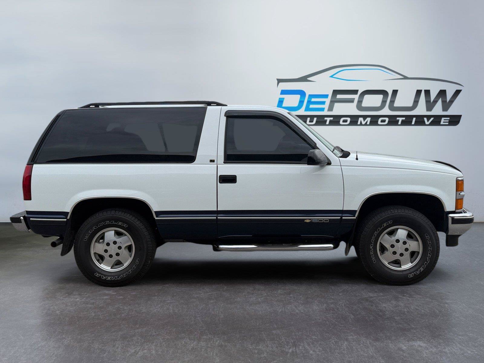 Used 1995 Chevrolet Tahoe 4WD 2-Door image 2