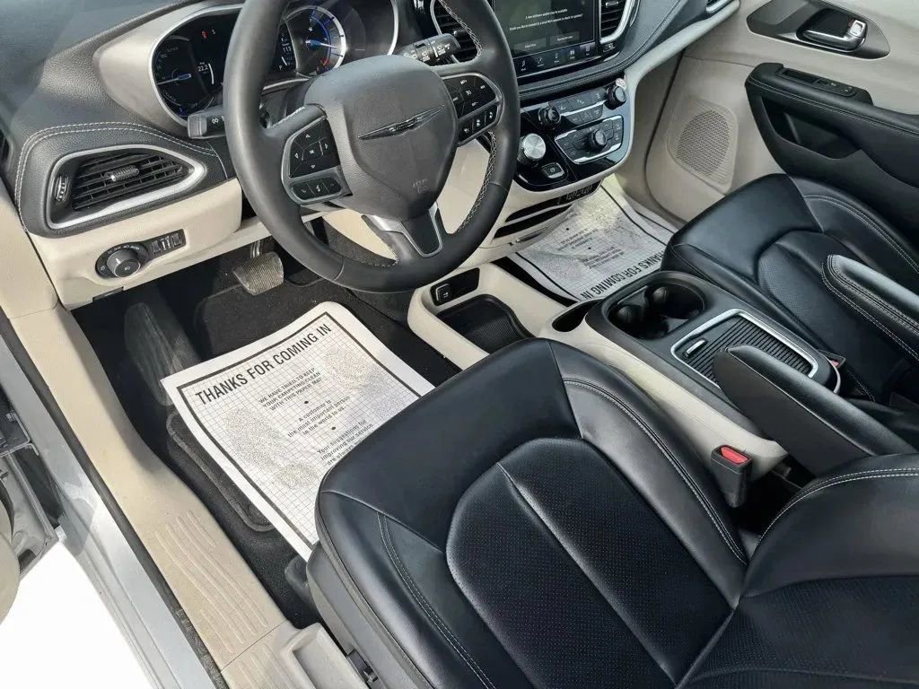 Used 2023 Chrysler Pacifica Touring-L image 10