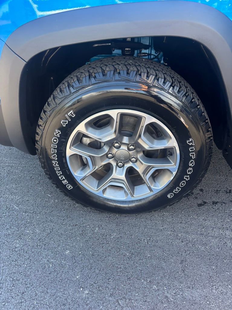 Used 2022 Jeep Cherokee Trailhawk image 20