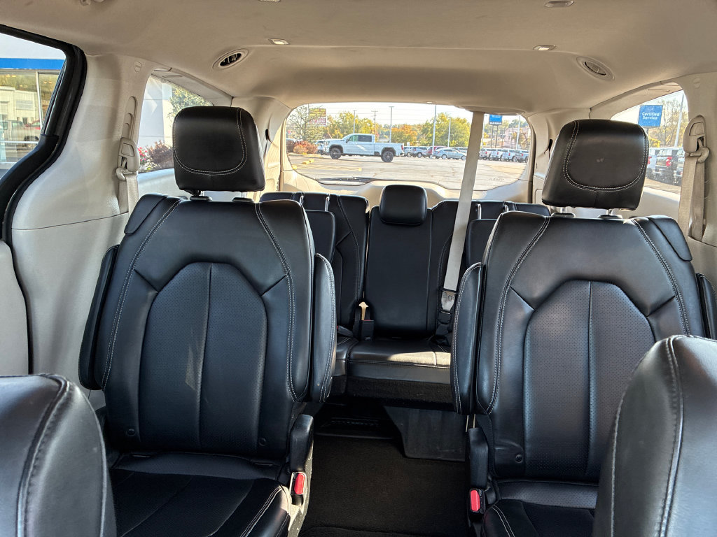 Used 2023 Chrysler Pacifica Touring-L FWD image 25