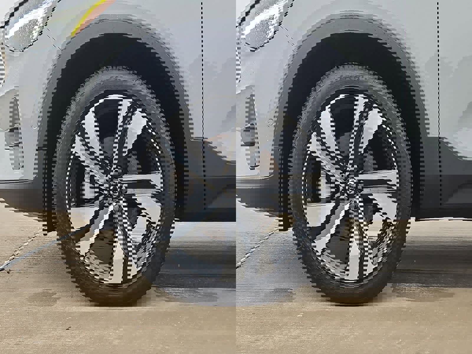 Used 2024 Volvo XC40 B5 Ultimate w/ Protection Package Premier image 13