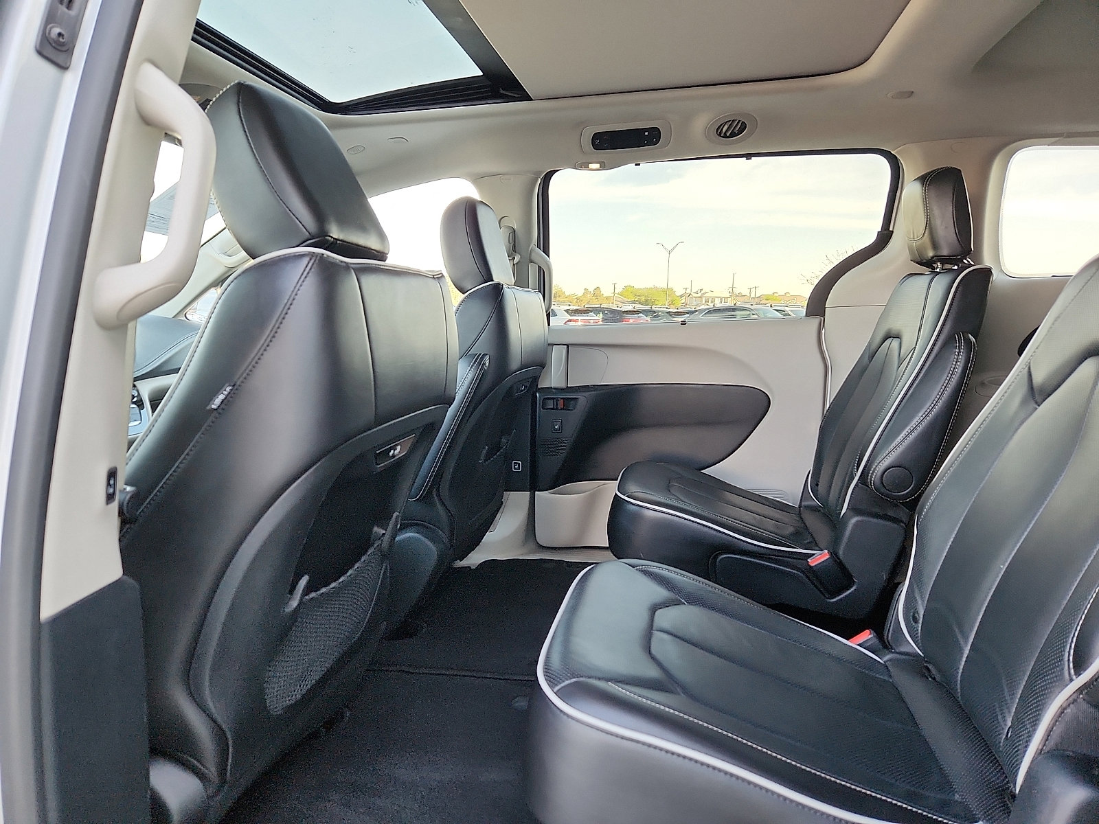 Used 2024 Chrysler Pacifica Limited FWD image 12
