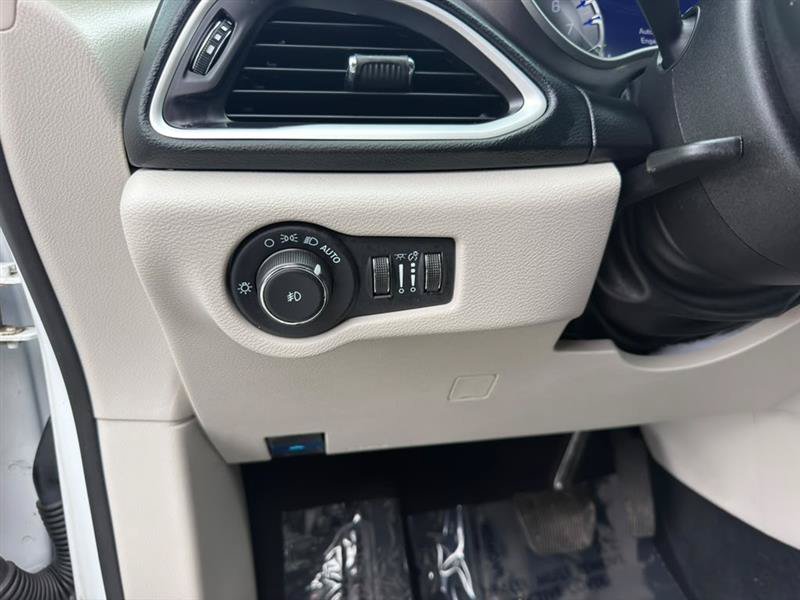 Used 2024 Chrysler Pacifica Touring-L FWD image 9