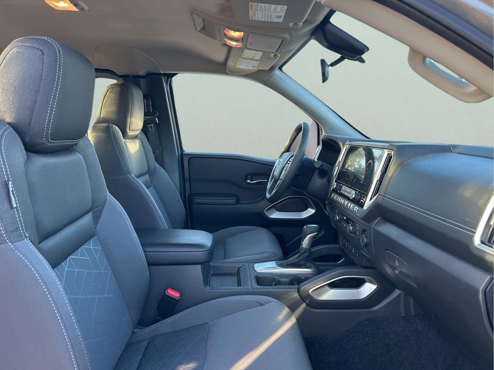 Used 2025 Nissan Frontier SV w/ SV Convenience Package image 14