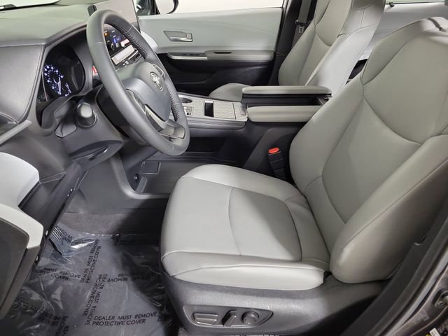 Used 2025 Toyota Sienna XLE image 19