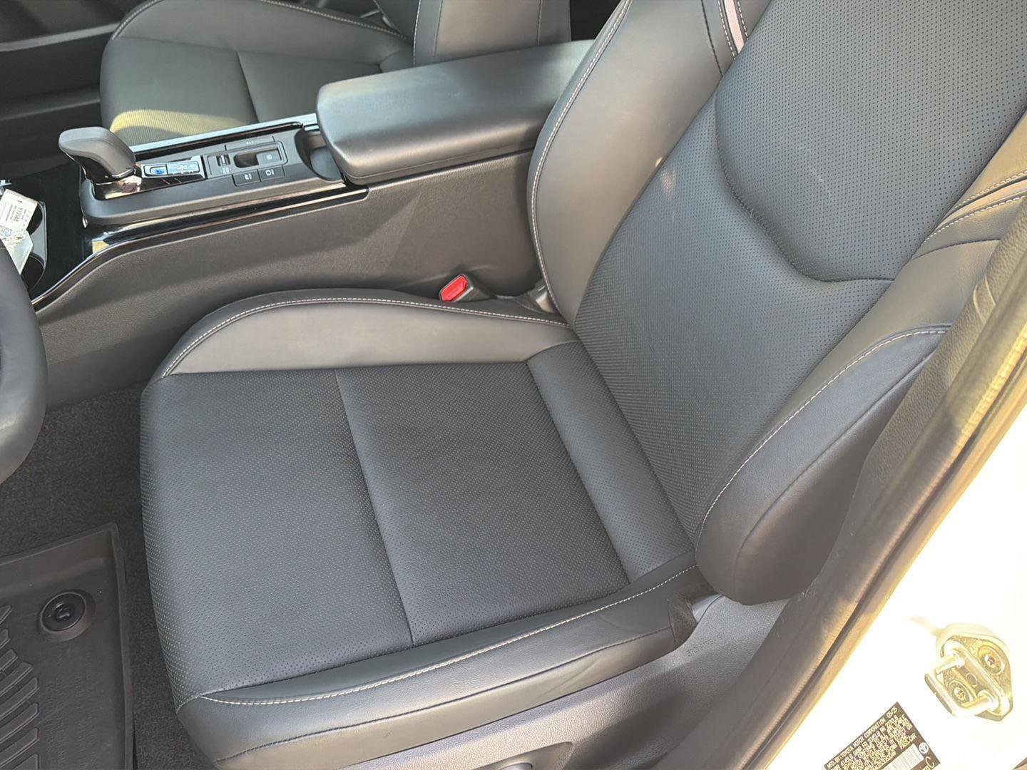 Used 2025 Toyota Prius XLE FWD image 30