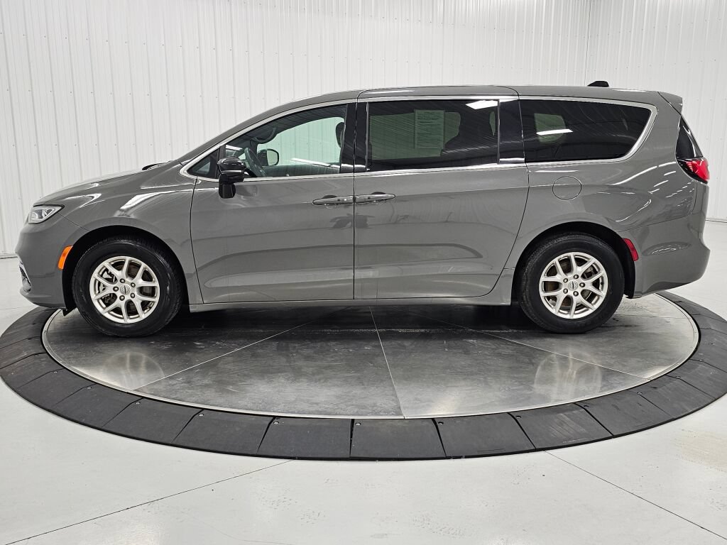 Used 2025 Chrysler Pacifica Select FWD image 2