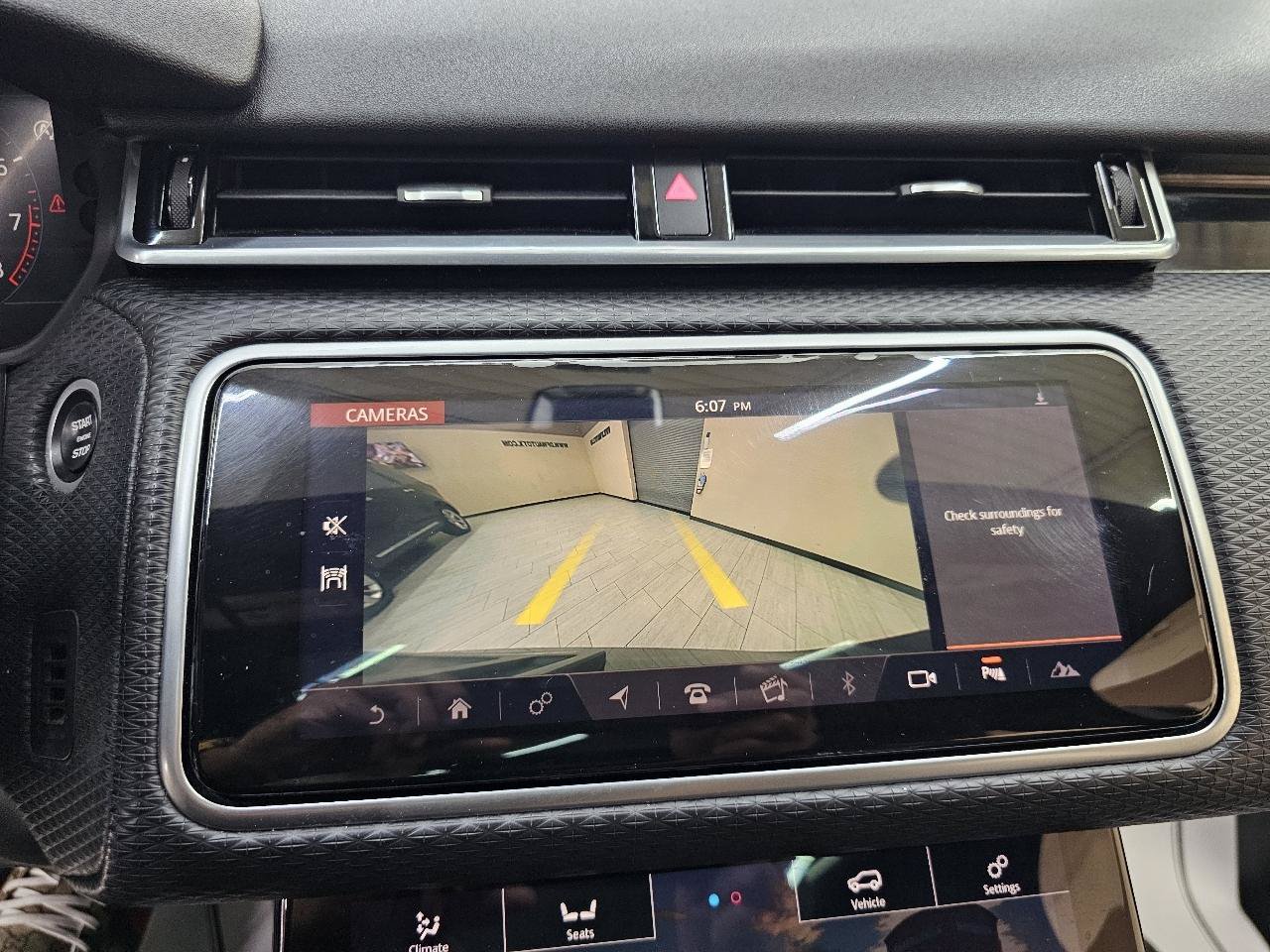 Used 2018 Land Rover Range Rover Velar R-Dynamic SE AWD/4WD image 32