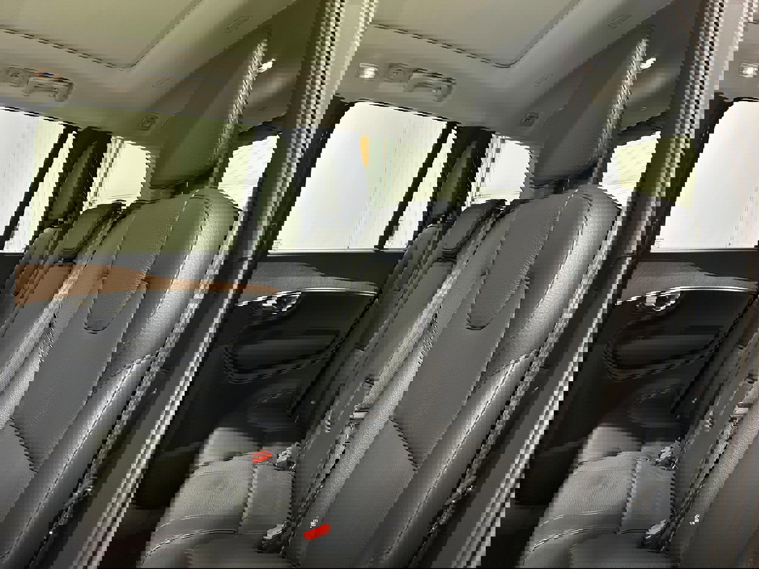 Used 2023 Volvo XC90 B6 Plus image 29