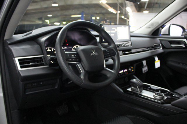 New 2026 Mitsubishi Outlander ES FWD image 5